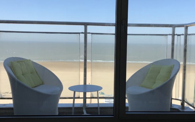 Trendy appartement met frontaal zeezicht